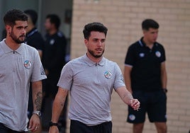 Jorge García, camino del banquillo en el choque de este sábado en Las Pistas.