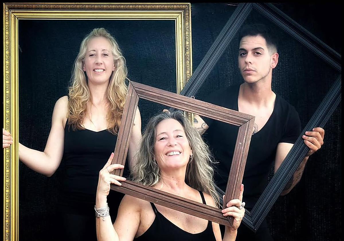 Miriam González, Raquel Barbero y Cristian García, posando con uno los marcos usados en su obra «Caleidoscopio».