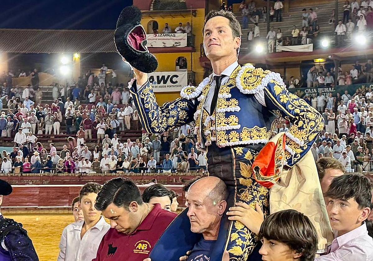 Daniel Luque, a hombros en el ruedo de La Merced, camino de la puerta grande.