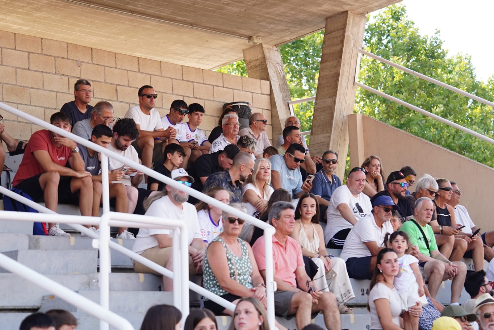 Pobre animación en Las Pistas, con la grada techada al borde del lleno