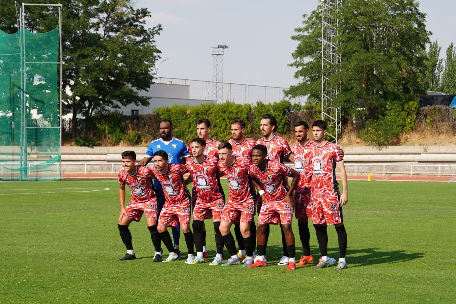 Pobre animación en Las Pistas, con la grada techada al borde del lleno