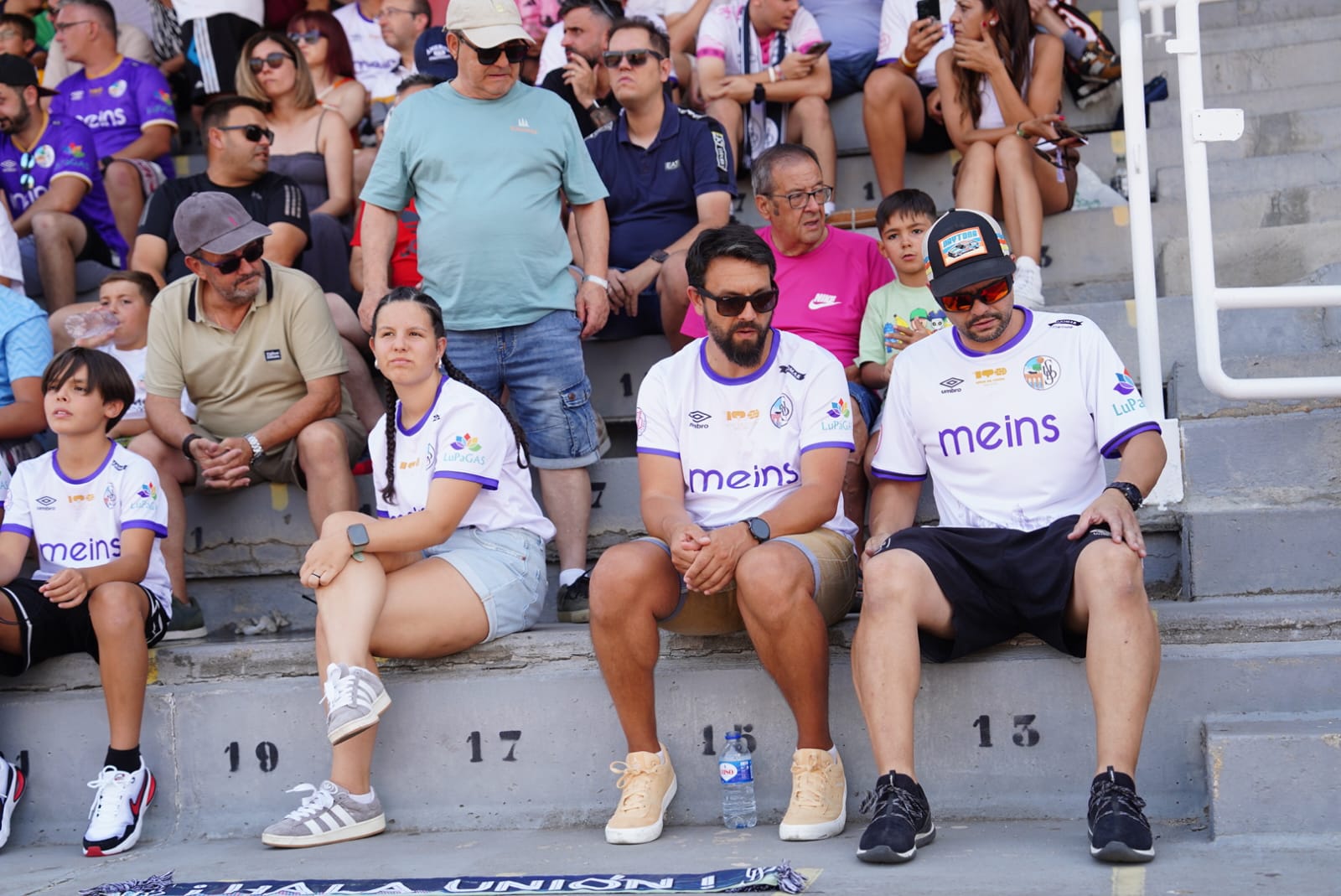 Pobre animación en Las Pistas, con la grada techada al borde del lleno