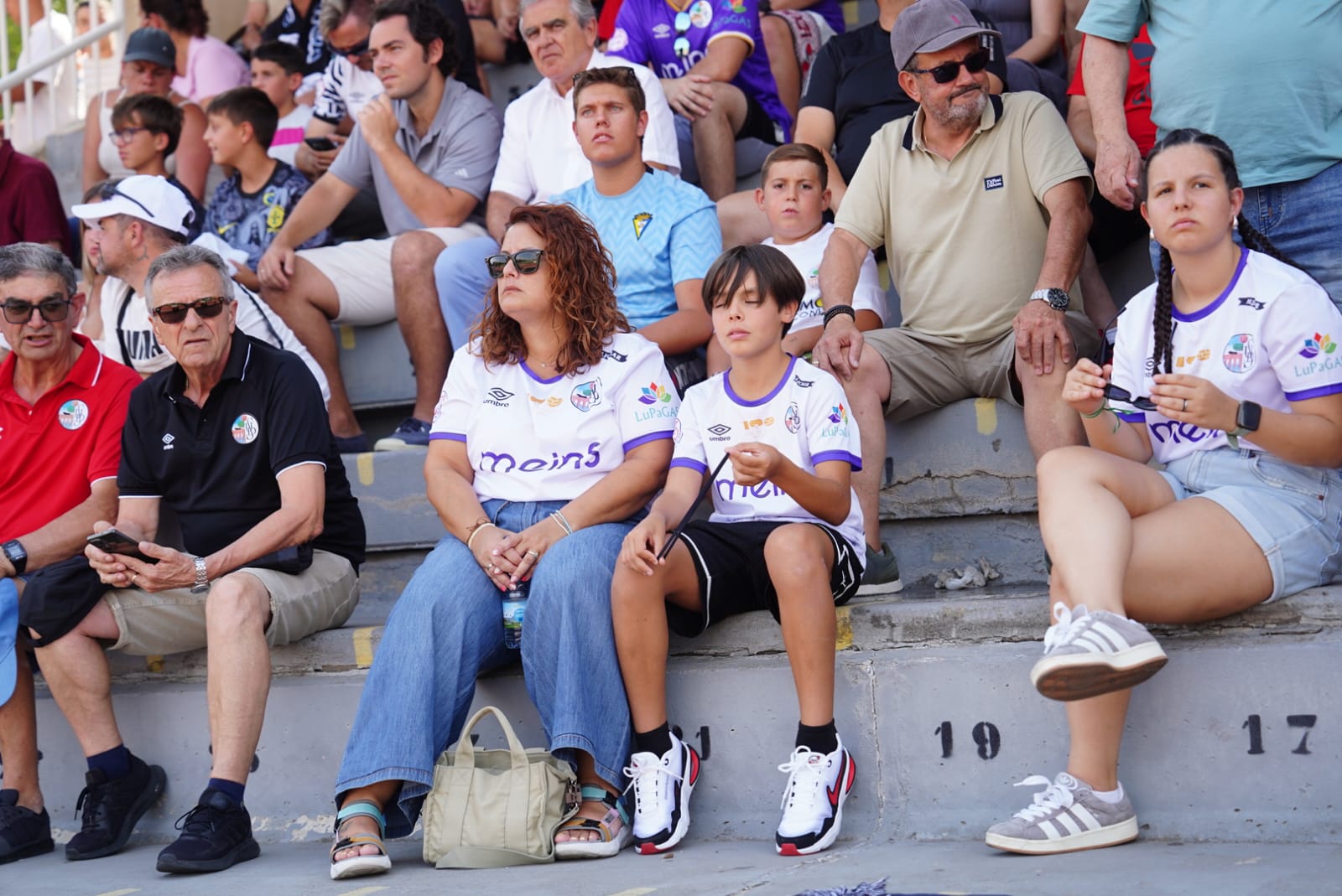 Pobre animación en Las Pistas, con la grada techada al borde del lleno