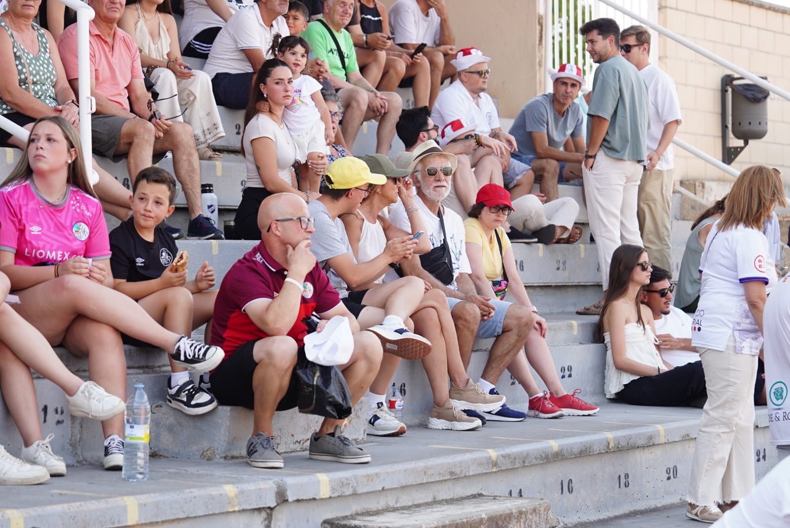 Pobre animación en Las Pistas, con la grada techada al borde del lleno
