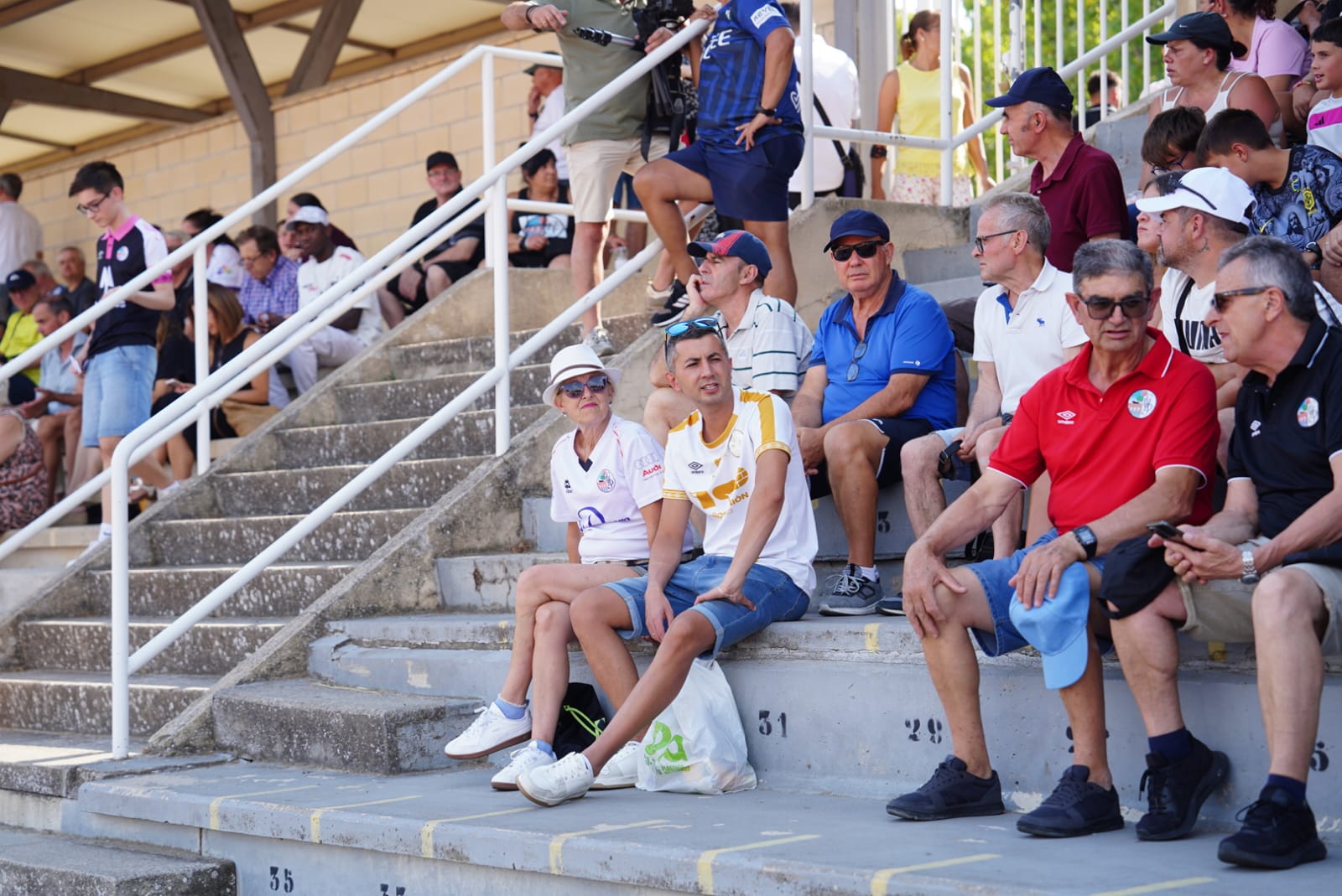 Pobre animación en Las Pistas, con la grada techada al borde del lleno