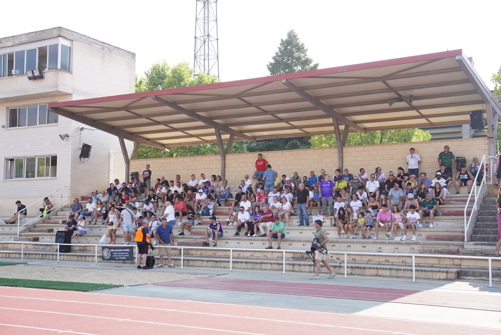 Pobre animación en Las Pistas, con la grada techada al borde del lleno
