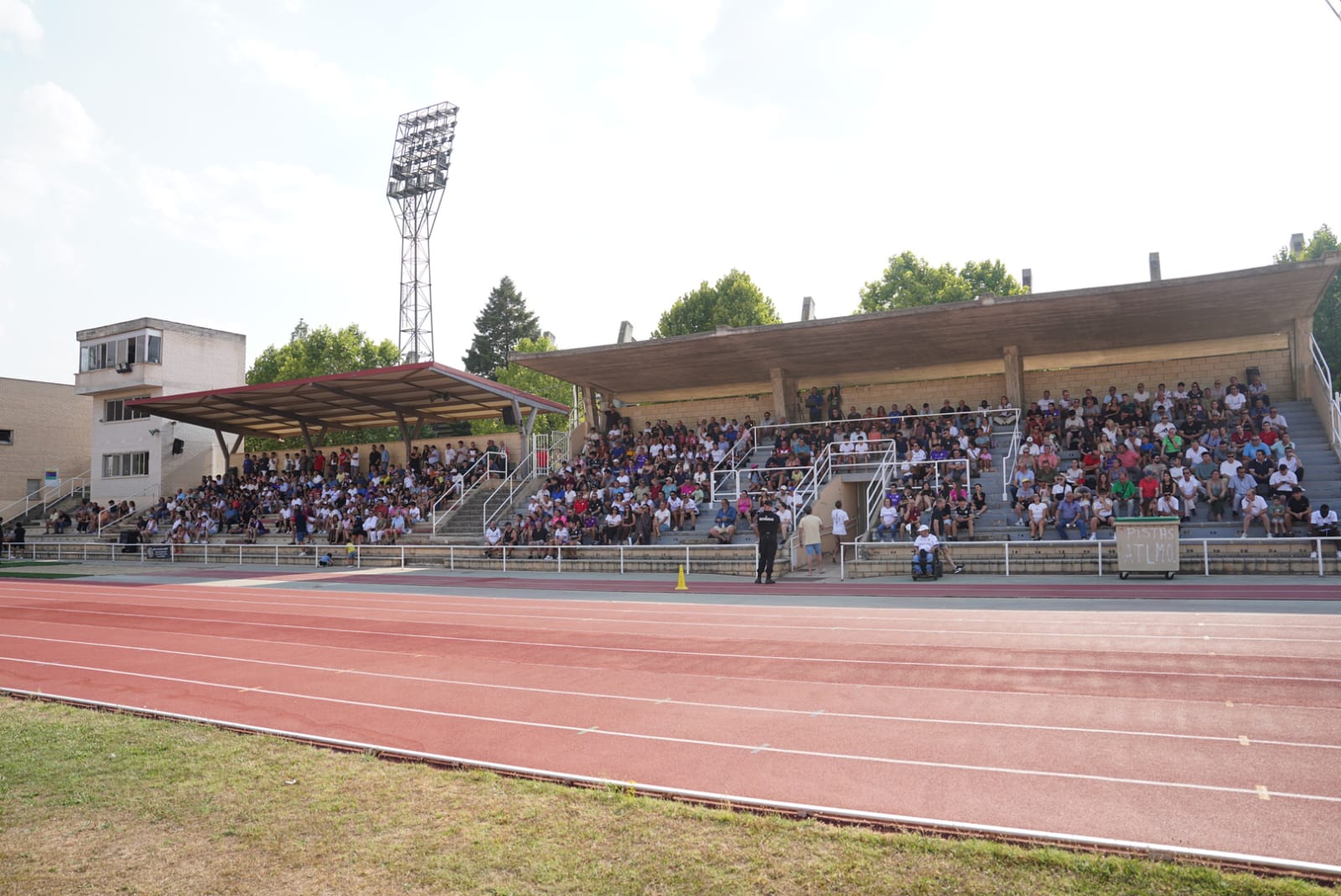 Pobre animación en Las Pistas, con la grada techada al borde del lleno
