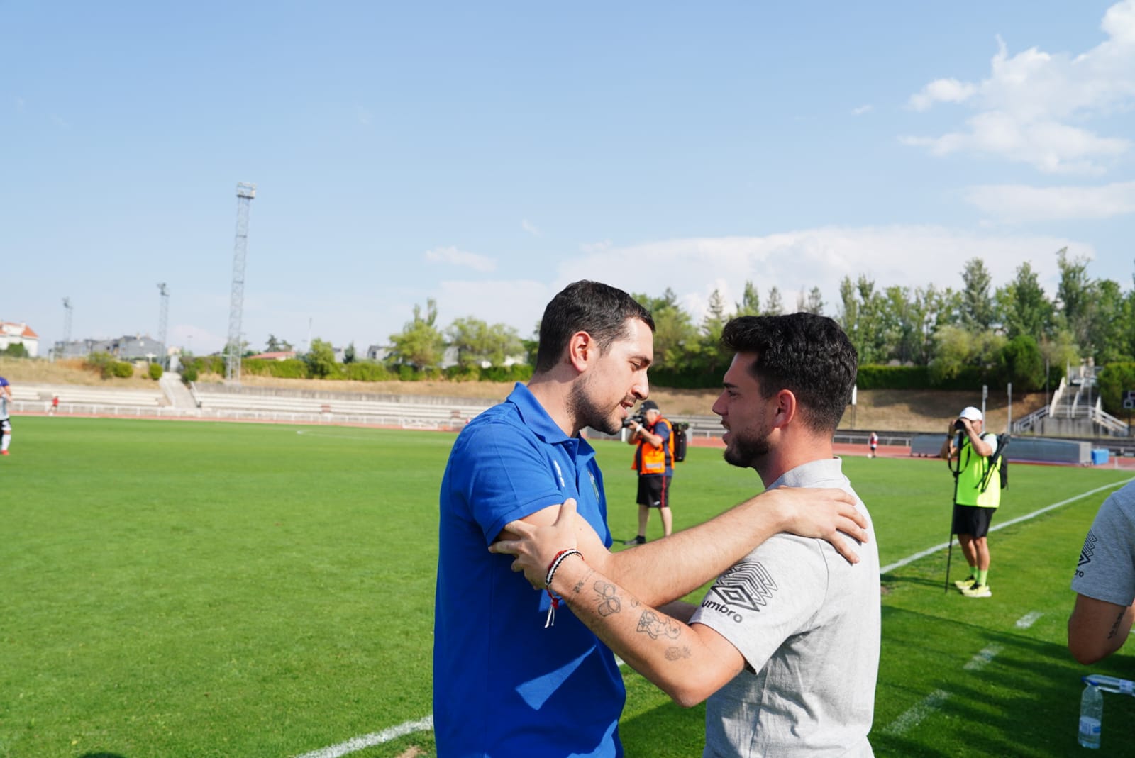 Pobre animación en Las Pistas, con la grada techada al borde del lleno