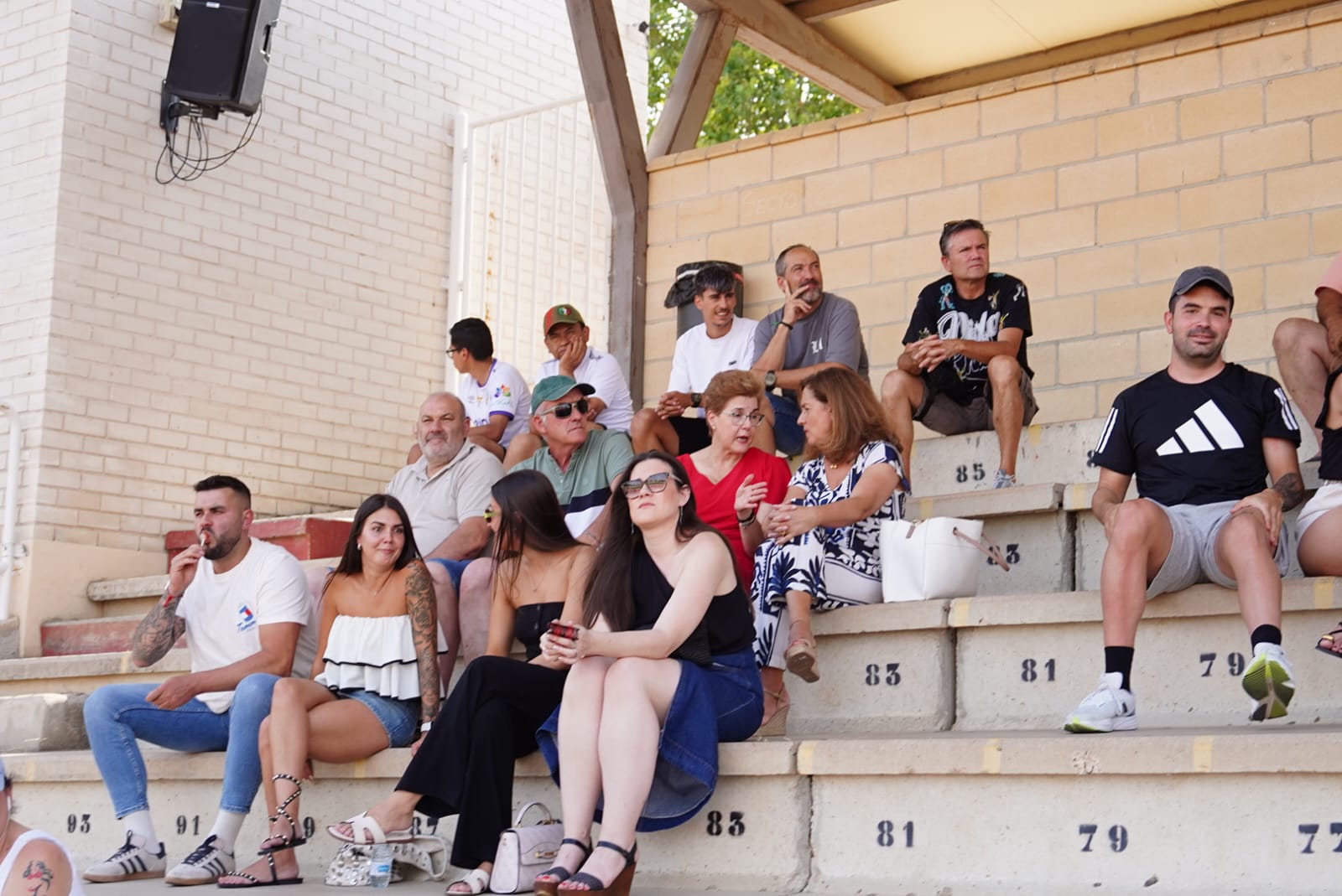 Pobre animación en Las Pistas, con la grada techada al borde del lleno