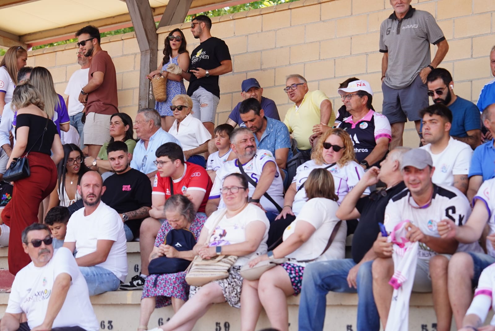 Pobre animación en Las Pistas, con la grada techada al borde del lleno