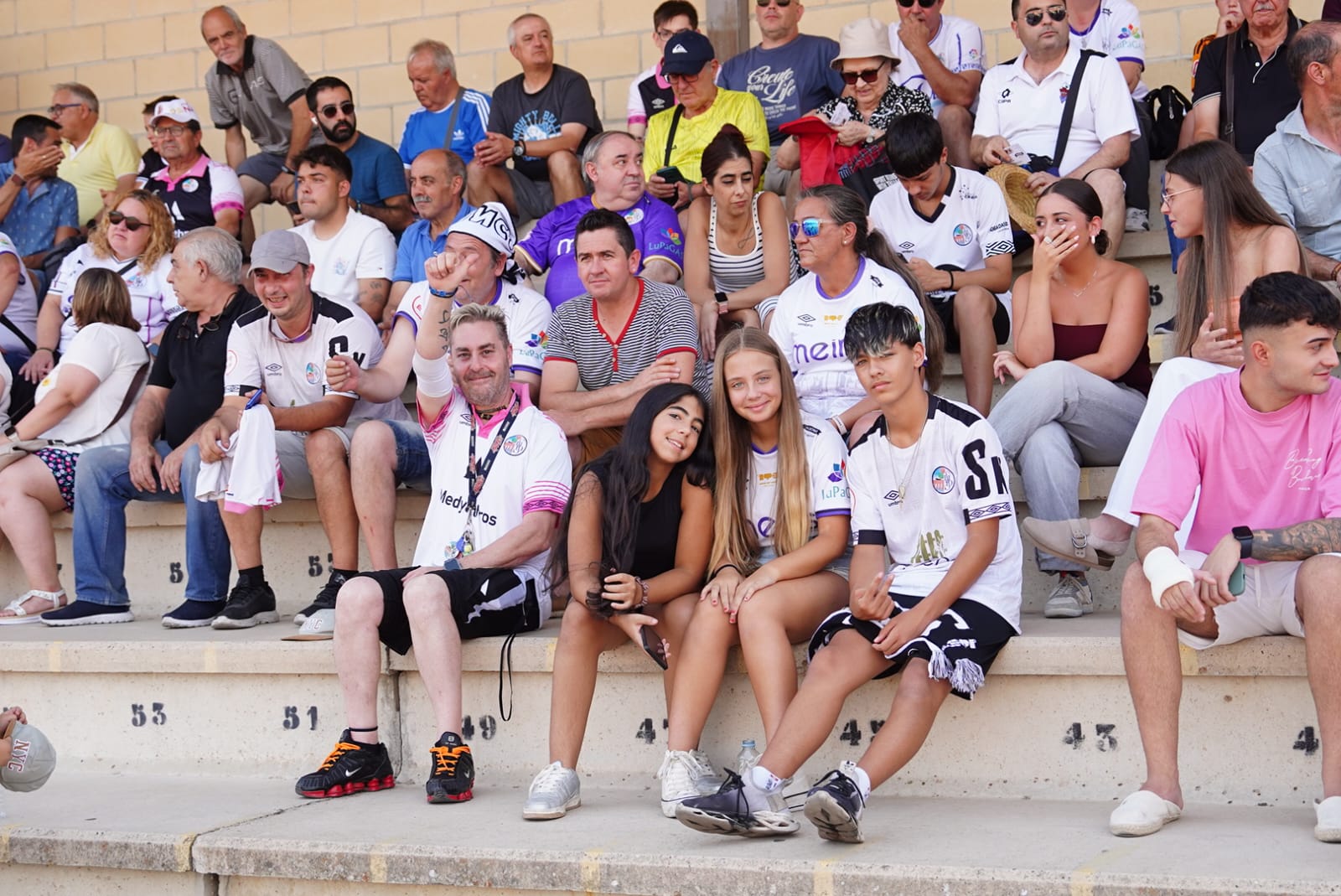 Pobre animación en Las Pistas, con la grada techada al borde del lleno