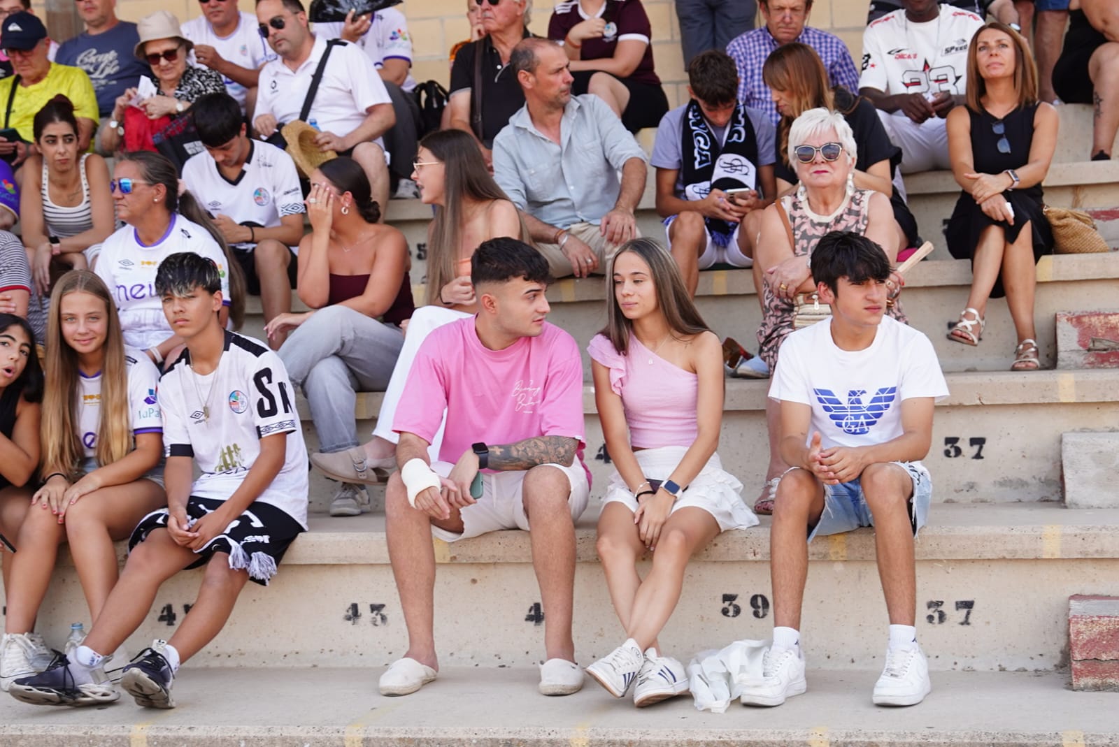 Pobre animación en Las Pistas, con la grada techada al borde del lleno