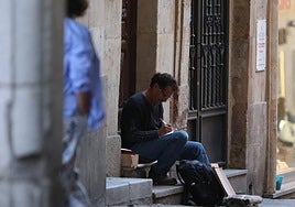 Un hombre pide ayuda económica a escasos metros de la Plaza Mayor.