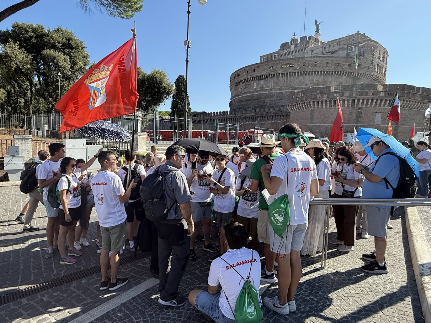 Los jóvenes de la Diócesis de Salamanca cruzan la Puerta Santa de San Pedro en una emotiva jornada jubilar