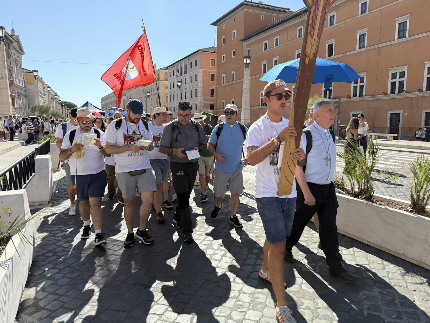 Los jóvenes de la Diócesis de Salamanca cruzan la Puerta Santa de San Pedro en una emotiva jornada jubilar
