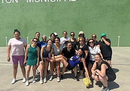 Solteras y casadas, antes de empezar el partido.