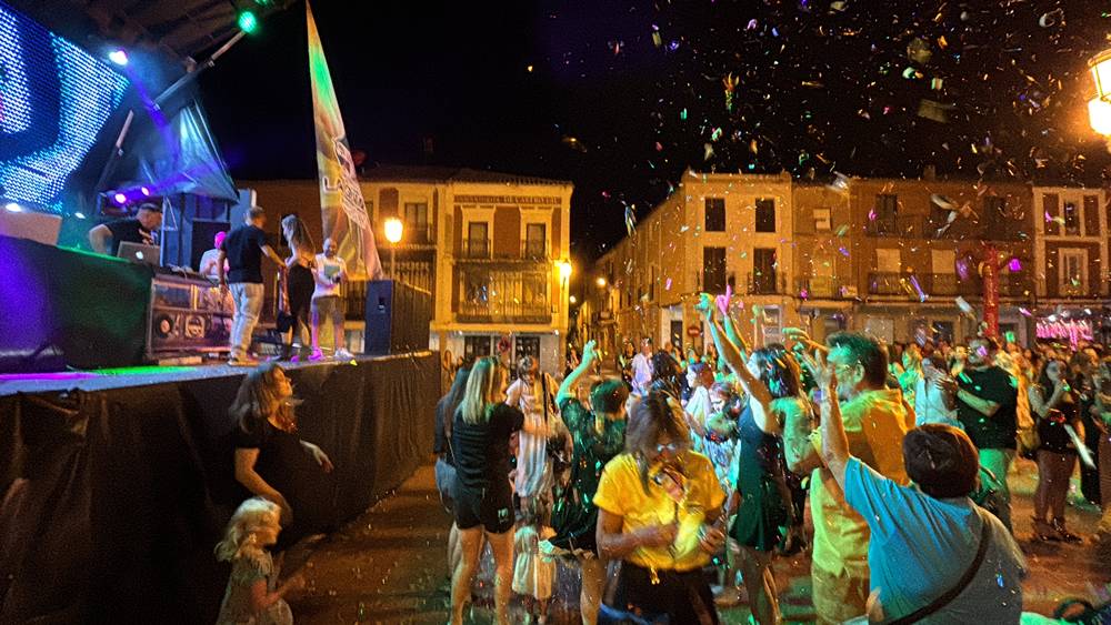 Multitudinaria respuesta a la gala solidaria Airadilos en Peñaranda