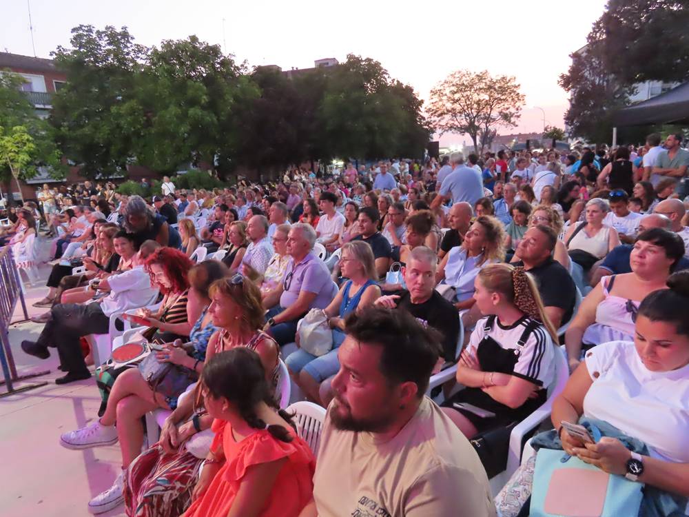 Multitudinaria respuesta a la gala solidaria Airadilos en Peñaranda