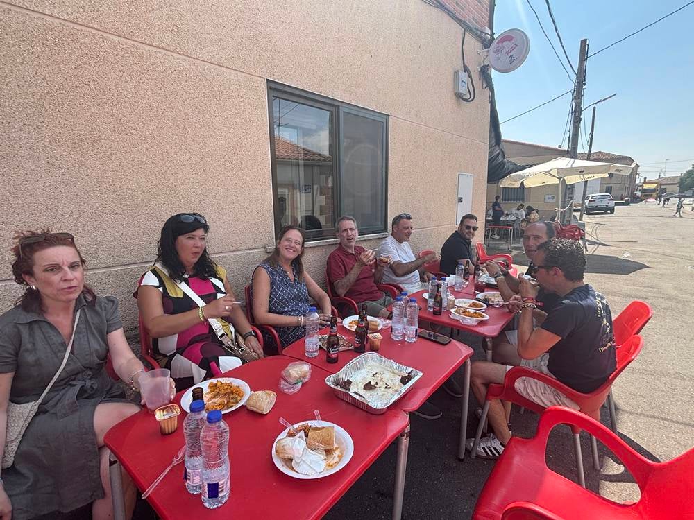 Medio millar en la paella de Villar de Gallimazo