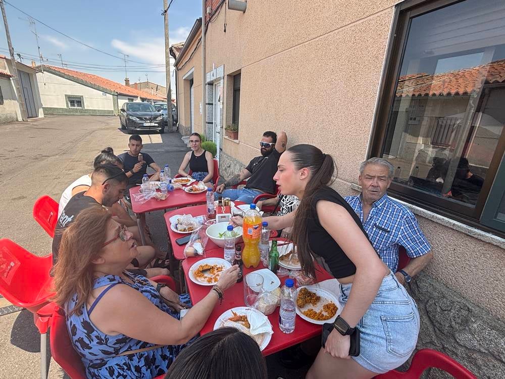 Medio millar en la paella de Villar de Gallimazo