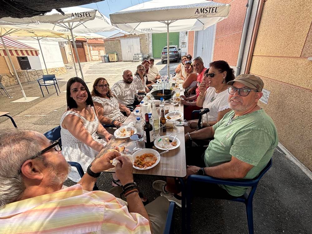 Medio millar en la paella de Villar de Gallimazo