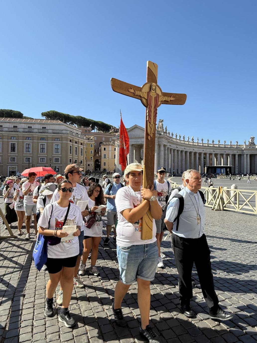 Los jóvenes de la Diócesis de Salamanca cruzan la Puerta Santa de San Pedro en una emotiva jornada jubilar