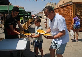 El reparto de la paella en San Cristóbal de la Cuesta