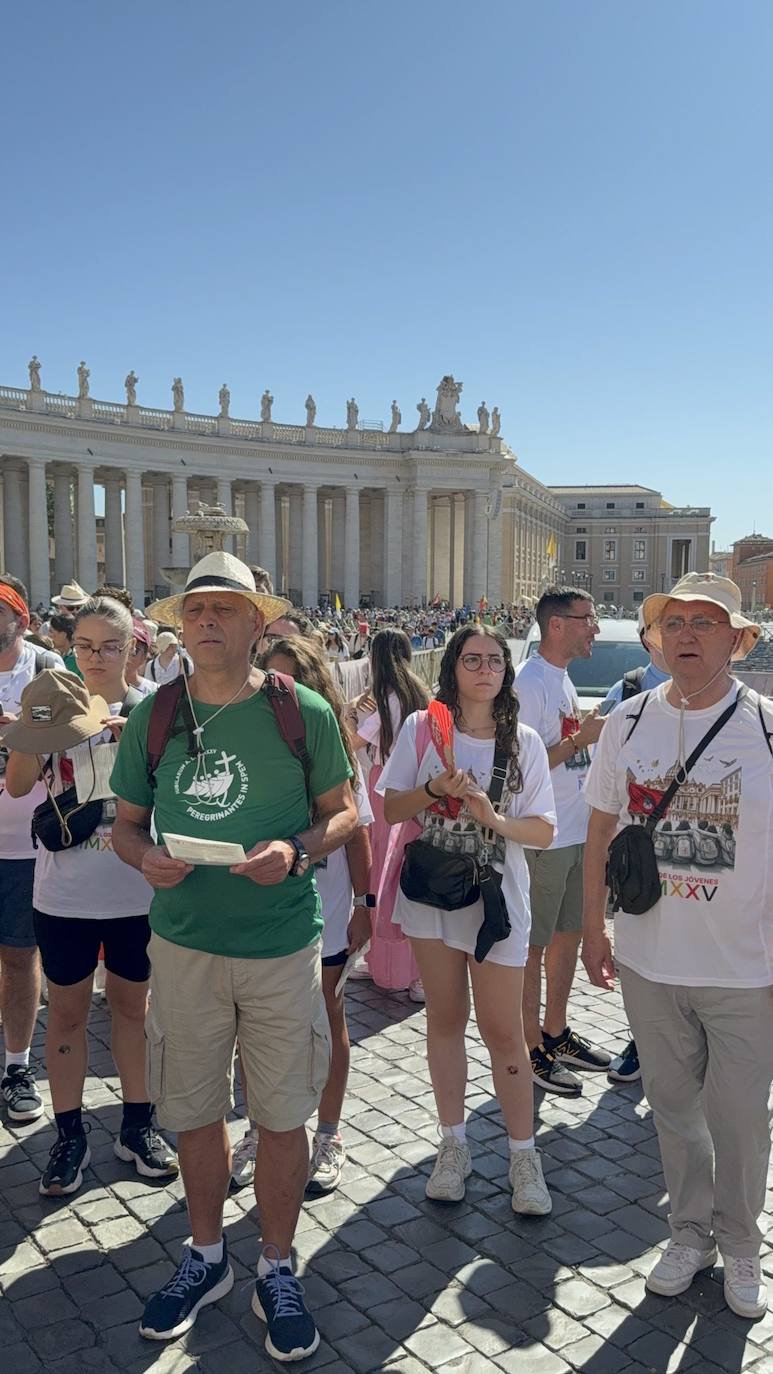 Los jóvenes de la Diócesis de Salamanca cruzan la Puerta Santa de San Pedro en una emotiva jornada jubilar