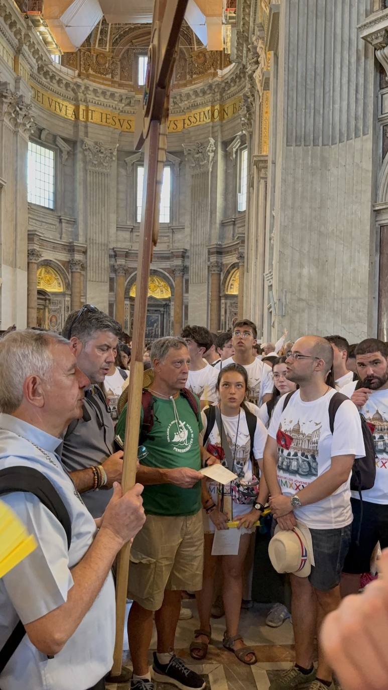 Los jóvenes de la Diócesis de Salamanca cruzan la Puerta Santa de San Pedro en una emotiva jornada jubilar