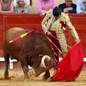 Cambio de mano de Morante ante Derivo, el toro de El Freixo al que desorejó.