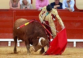 Cambio de mano de Morante ante Derivo, el toro de El Freixo al que desorejó.