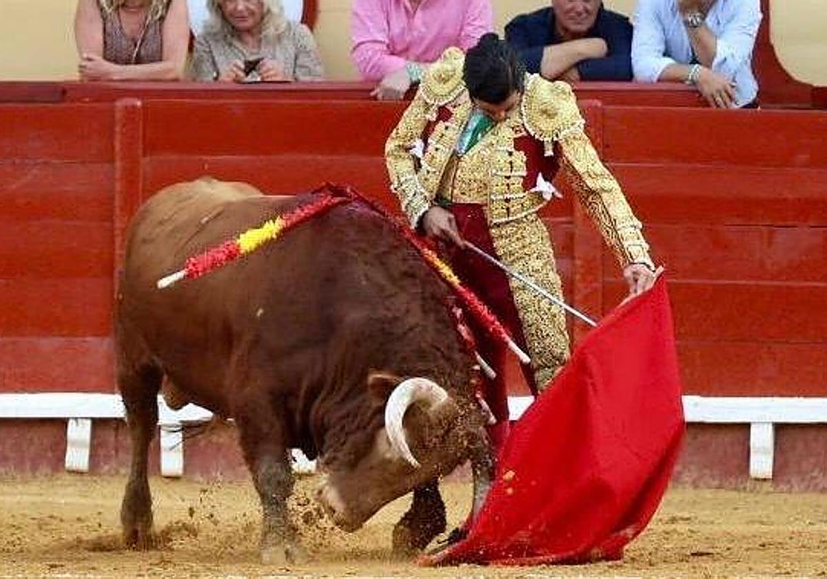 Cambio de mano de Morante ante Derivo, el toro de El Freixo al que desorejó.