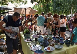 Uno de los puestos de cerámica del Mercado Campesino de Miranda de Azán.
