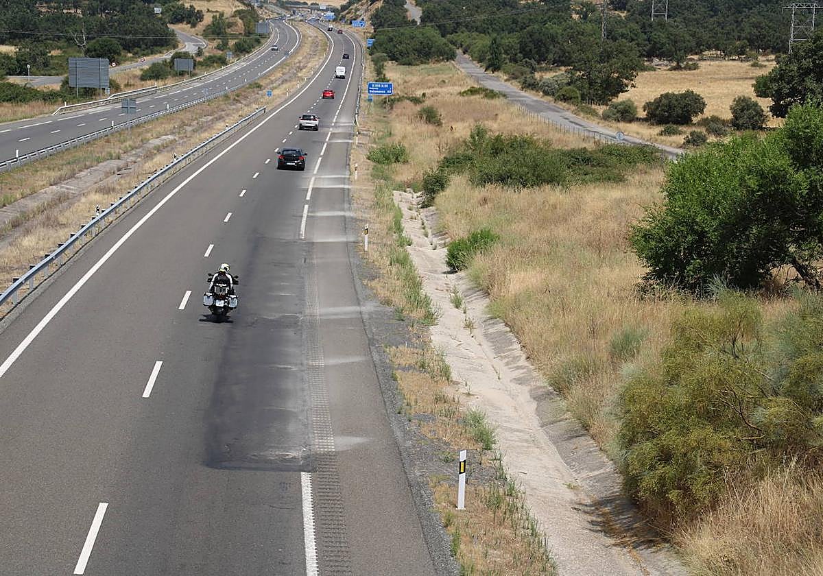 Los baches, hundimientos y tramos deteriorados del firme son constantes en la A-66.