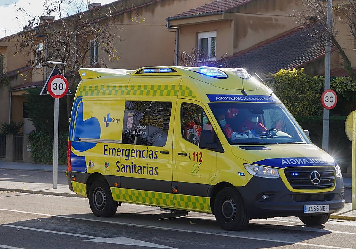Imagen de una ambulancia de servicio.