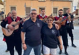 Manuel y Paqui, junto a la tuna, durante la despedida de su negocio.