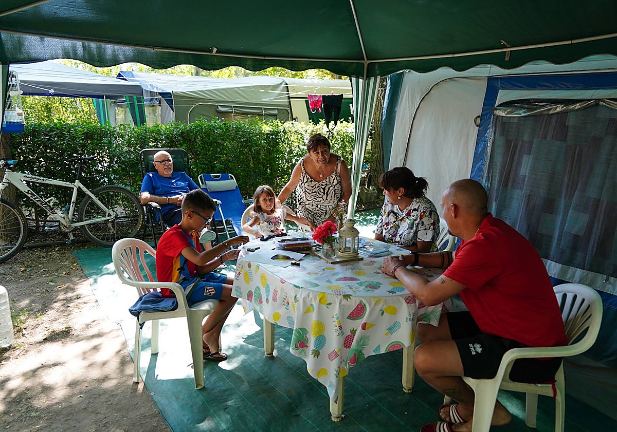Imagen principal - «Mejor que aquí no estamos en ningún sitio, si me lo hubieran dicho no me lo hubiera creído...»