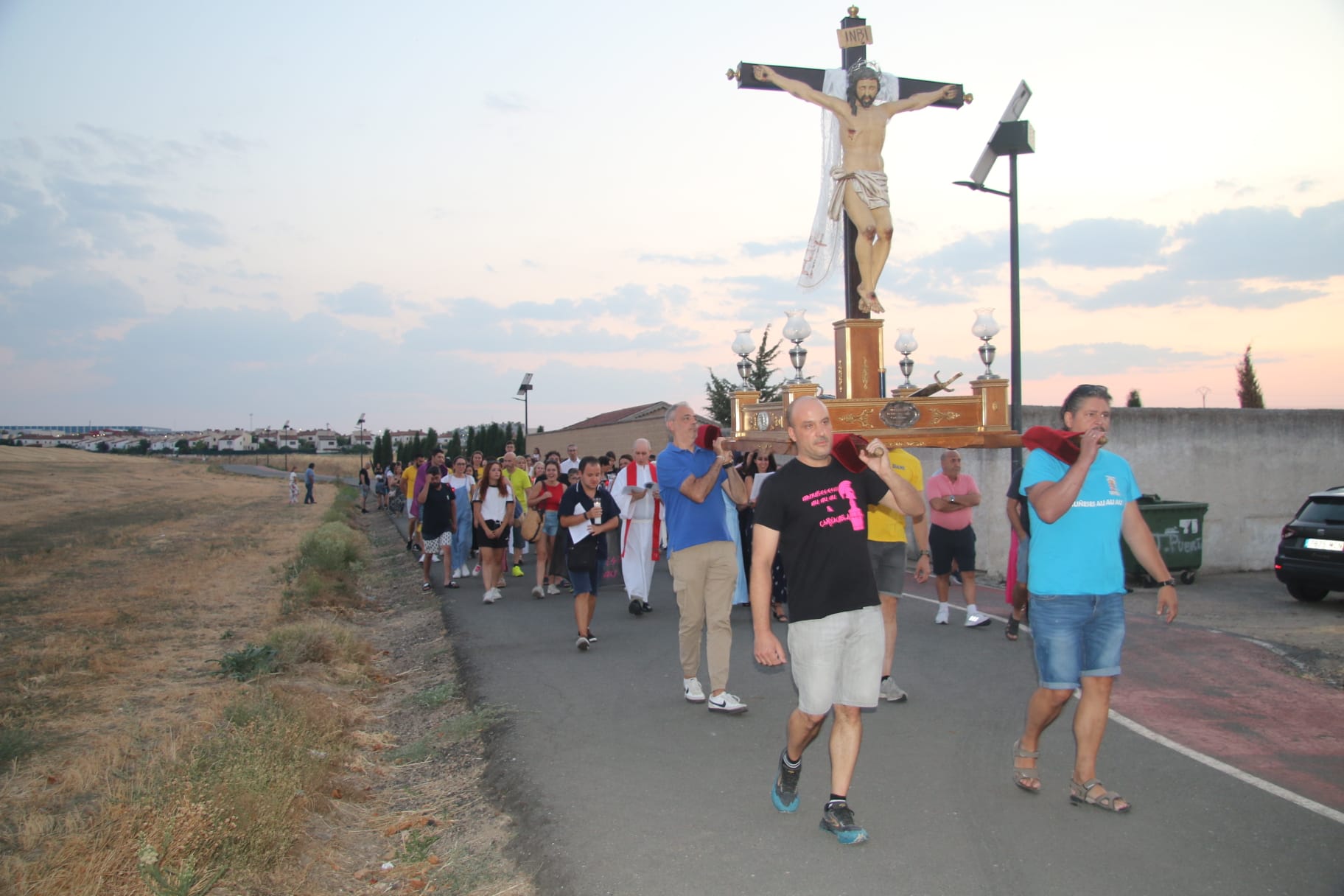 Cien antorchas en Castellanos de Moriscos para iluminar el camino del Cristo de las Batallas