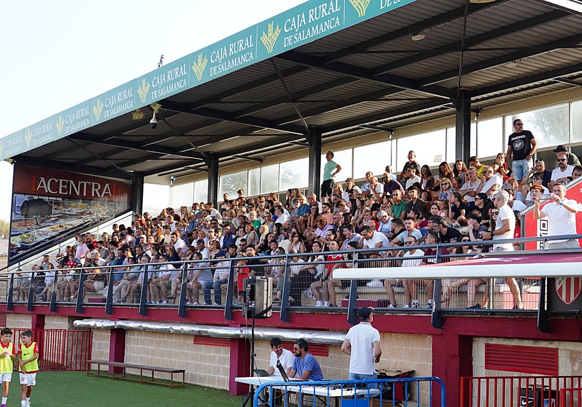Llenazo y gran ambiente en el San Casto