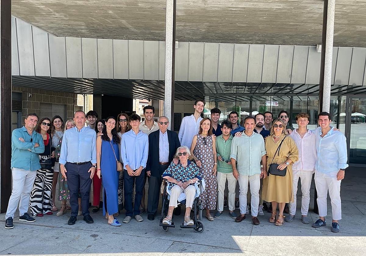 Santos Carrasco, arropado por su familia en el día de su noventa cumpleaños.