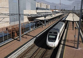 Un tren, en la estación de Salamanca.