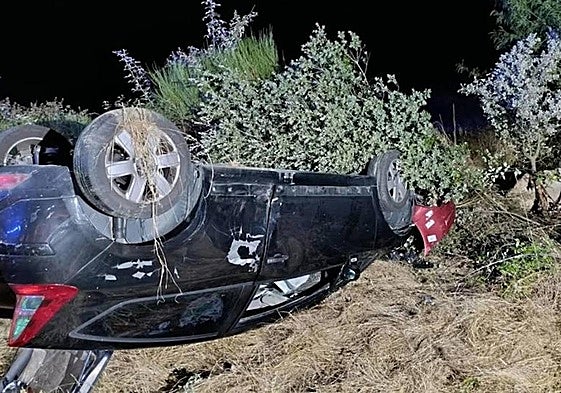El turismo accidentado tras la salida de vía en la DSA-170, en La Cabeza de Béjar.