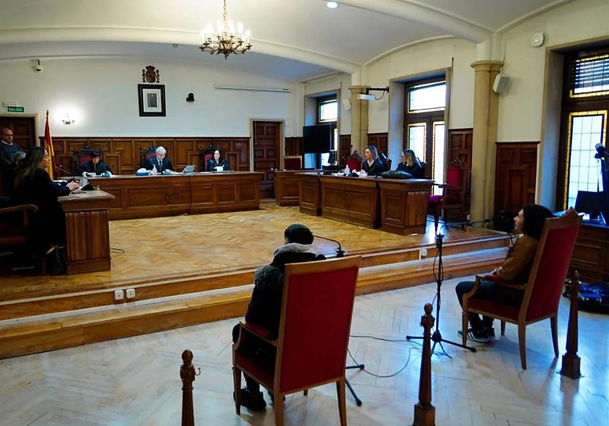 La víctima (I) y el acusado (D), ante el tribunal de la Audiencia Provincial de Salamanca, en enero de 2023.