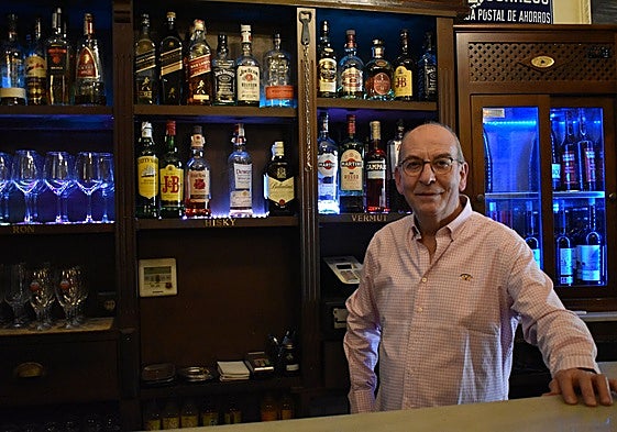 Fidel Martín, detrás de la barra del bar.
