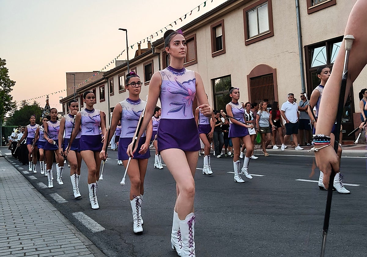 Pasacalles con el grupo de majorettes locales.
