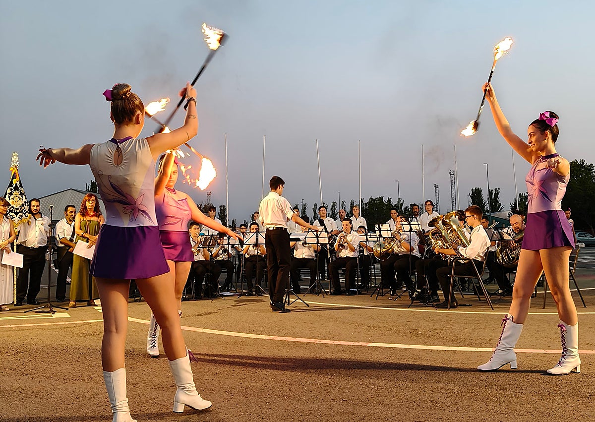 Imagen secundaria 1 - Arranca el Verano Cultural de Carbajosa de la Sagrada entre aplausos, música y acrobacias