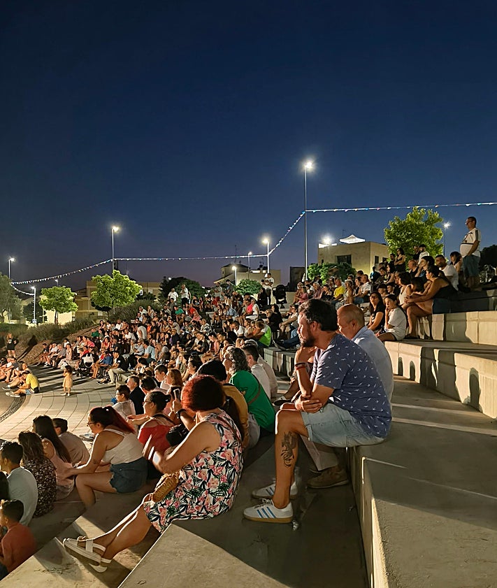 Imagen secundaria 2 - Arranca el Verano Cultural de Carbajosa de la Sagrada entre aplausos, música y acrobacias