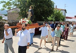La procesión recorrió las calles de la localidad en una mañana de mucho calor