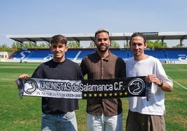 Juanma Lendínez, Antonio Paz y Aarón Piñán, posando con la bufanda de Unionistas.