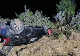 El turismo accidentado tras la salida de vía en la DSA-170, en La Cabeza de Béjar.